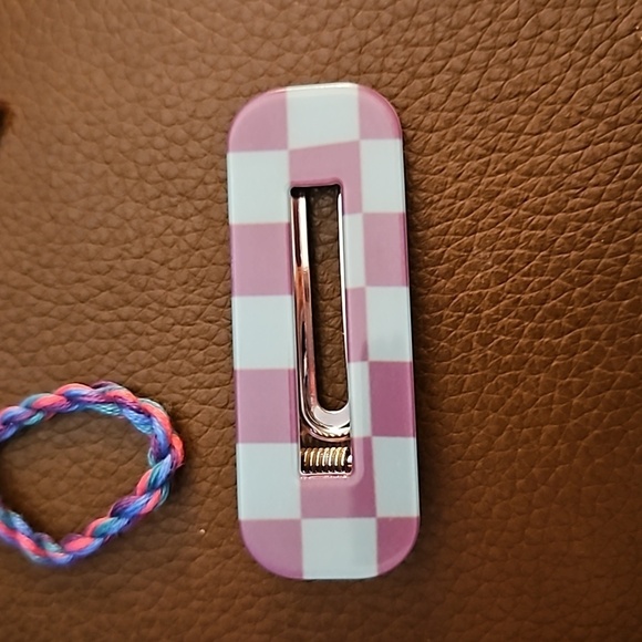 3/$20 Assorted Girl's Jewelry & Accessories - Picture 2 of 10